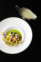 /album/galerie-de-photos/gaspacho-de-concombre-lait-de-coco-au-curry-homard-bleu-fromage-frais-et-caviar-de-la-vallee-daron-jpg/